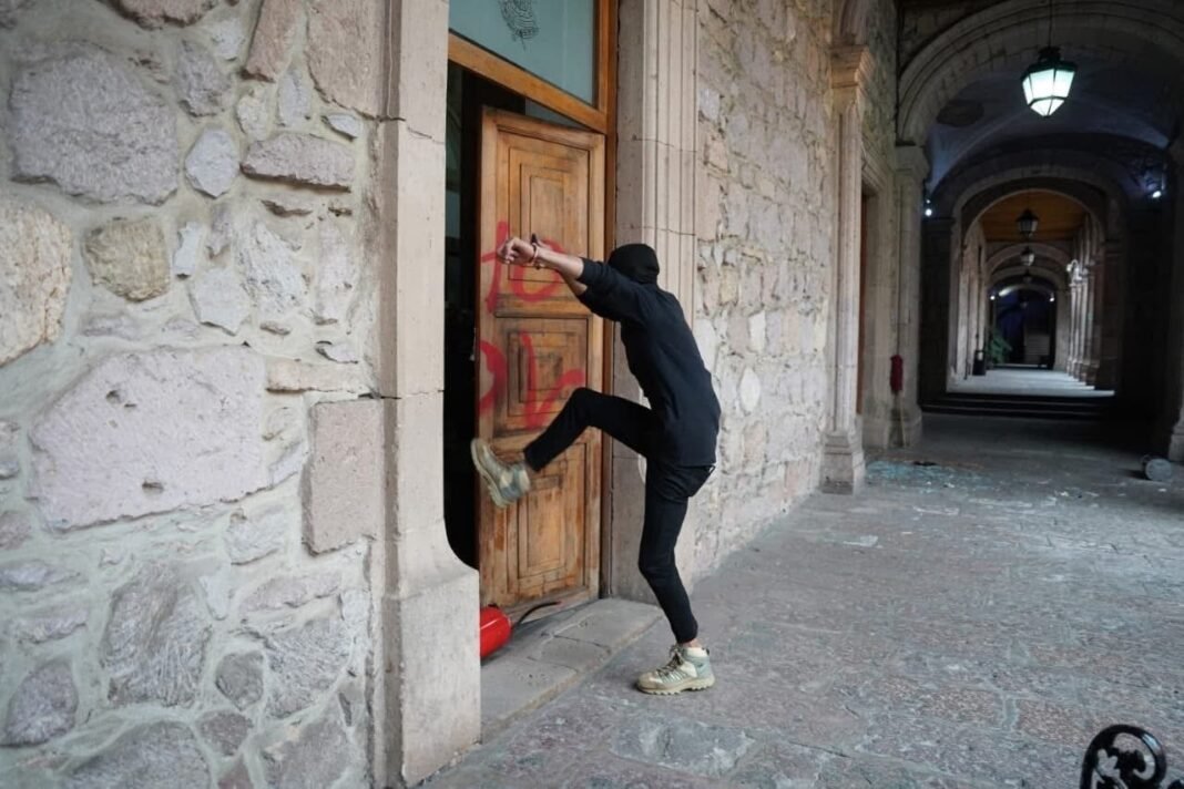 Protestas en Morelia terminan con intento de incendio en el Palacio de Gobierno tras el asesinato del alcalde de Uruapan