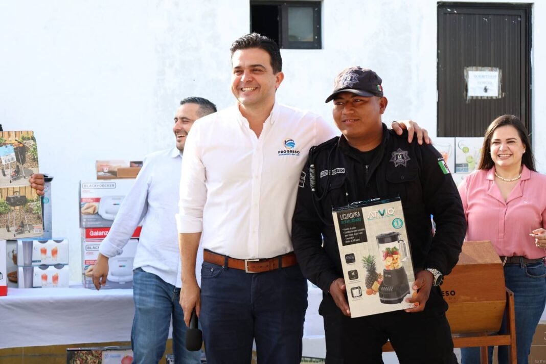 Erik Rihani reconoce a los policías de Progreso