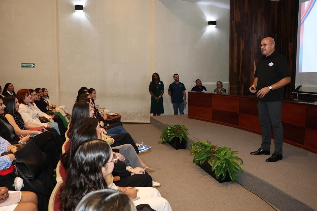 Jóvenes de la UADY participan en jornada de selección internacional para el Verano Disney
