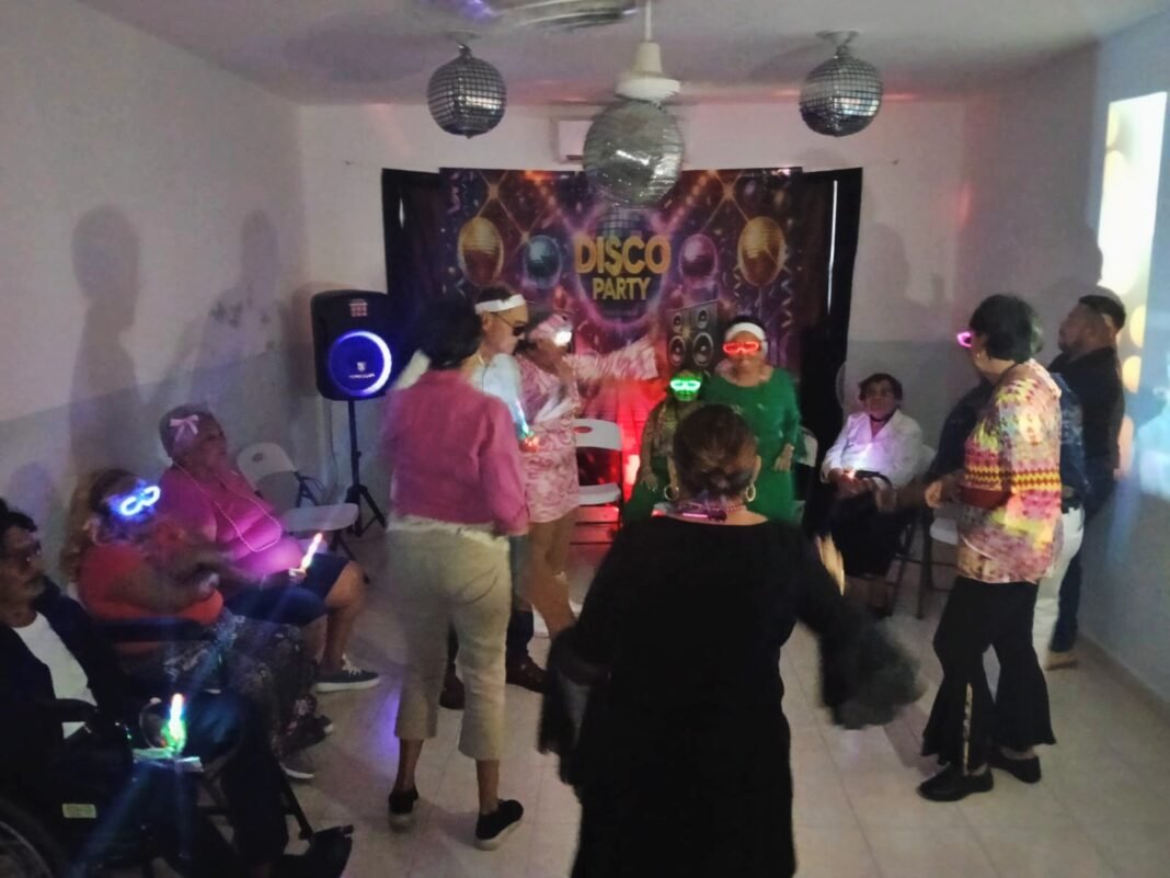 Reviven la época de oro: Adultos mayores de Progreso disfrutan de baile temático de los 70 y 80